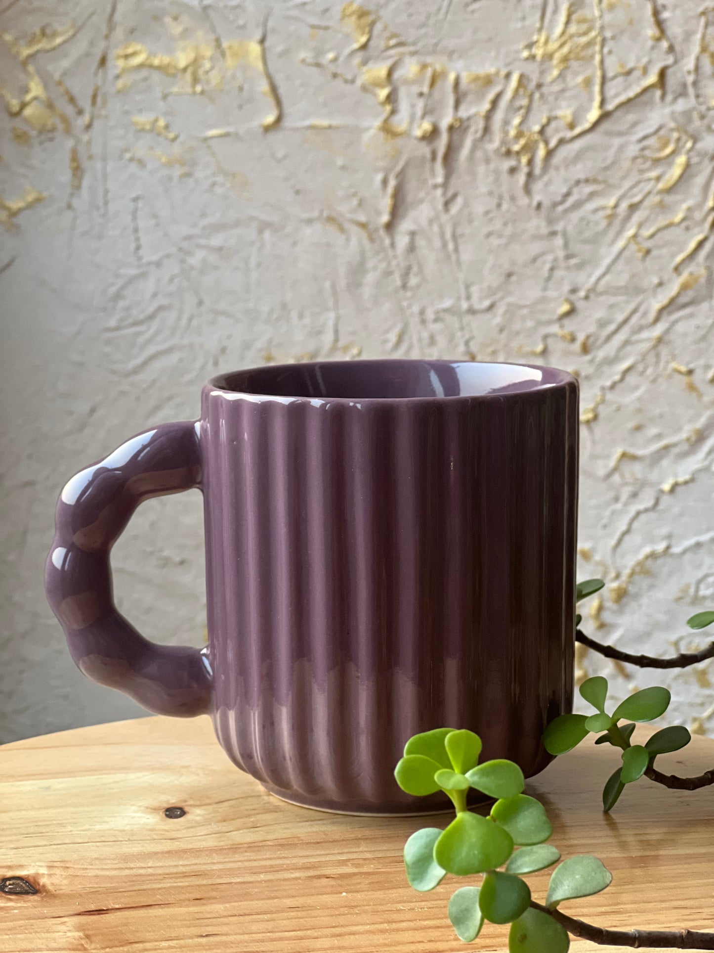 Mauve ribbed ceramic coffee mug on wooden table - cozykutumbhstore