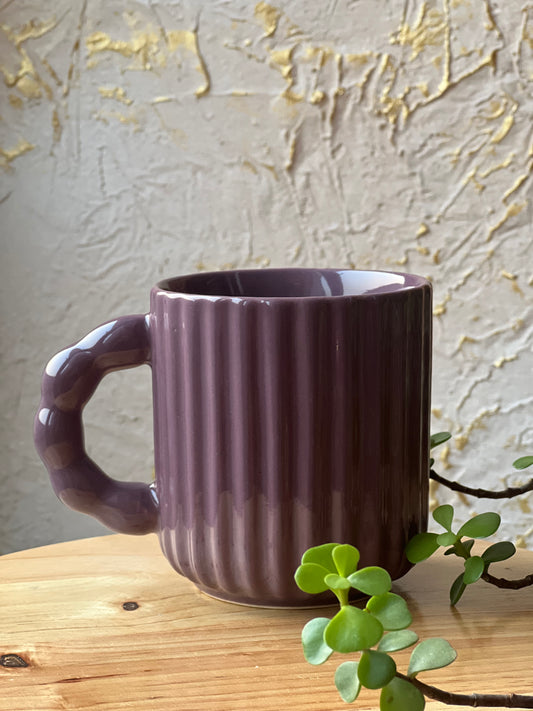 Mauve ribbed ceramic coffee mug on wooden table - cozykutumbhstore
